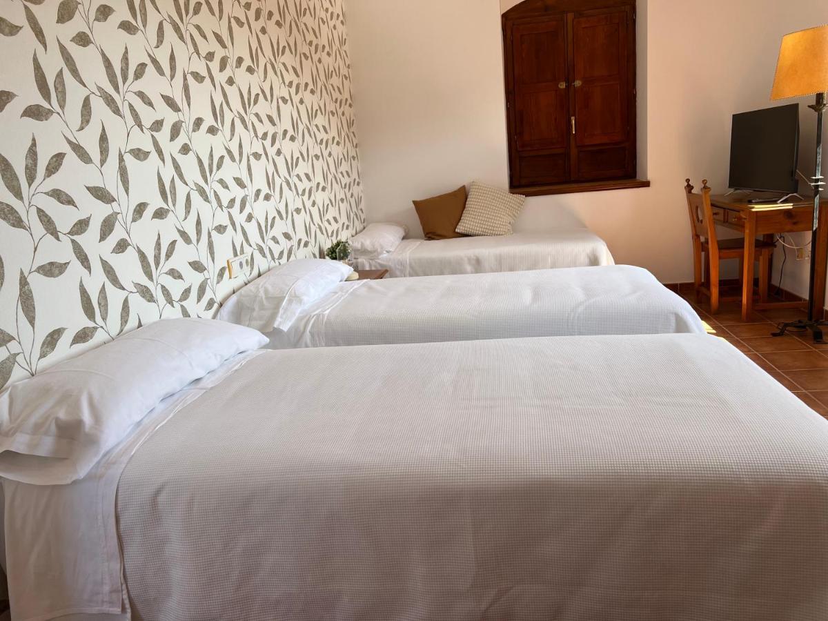 Hostal Villa El Colmenar Mombeltran Exterior photo
